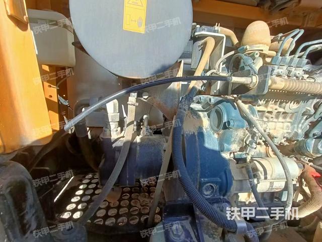 液压泵舱室正面整体（整机外观）