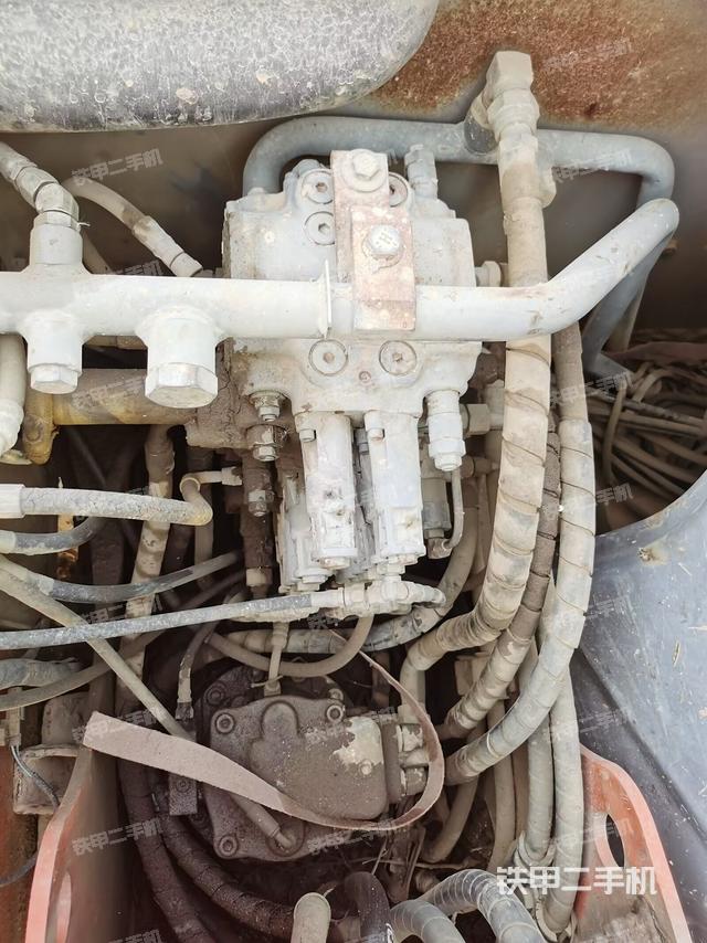 回转马达和主控阀（整机外观）