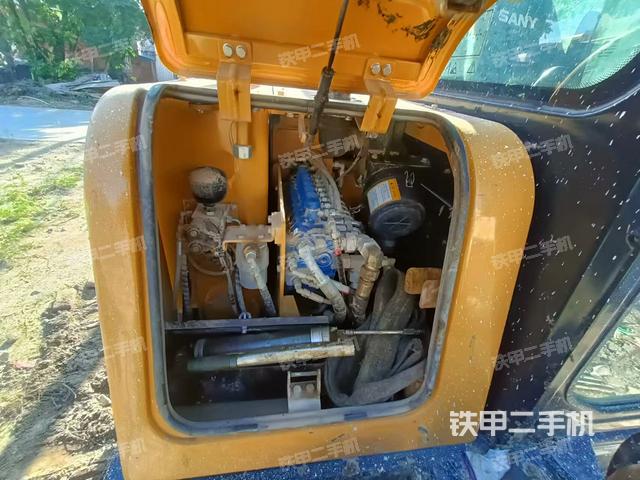 回转马达和主控阀（整机外观）