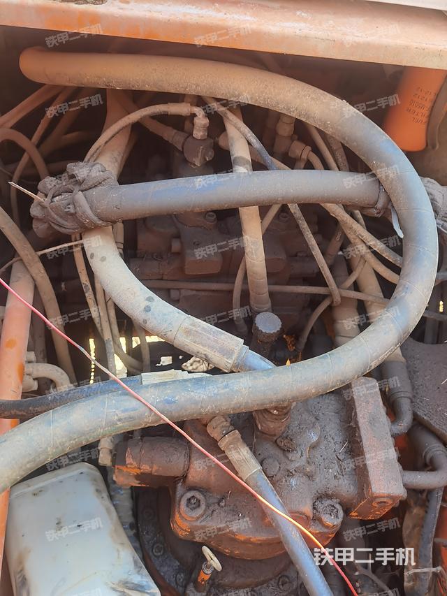 回转马达和主控阀（整机外观）