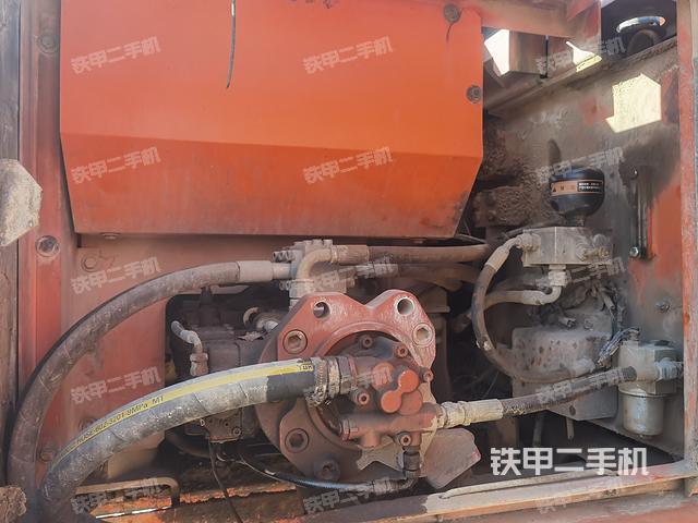 液压泵舱室正面整体（整机外观）