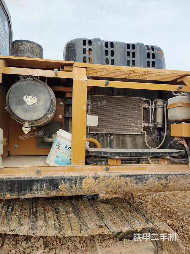 液压泵舱室正面整体（整机外观）