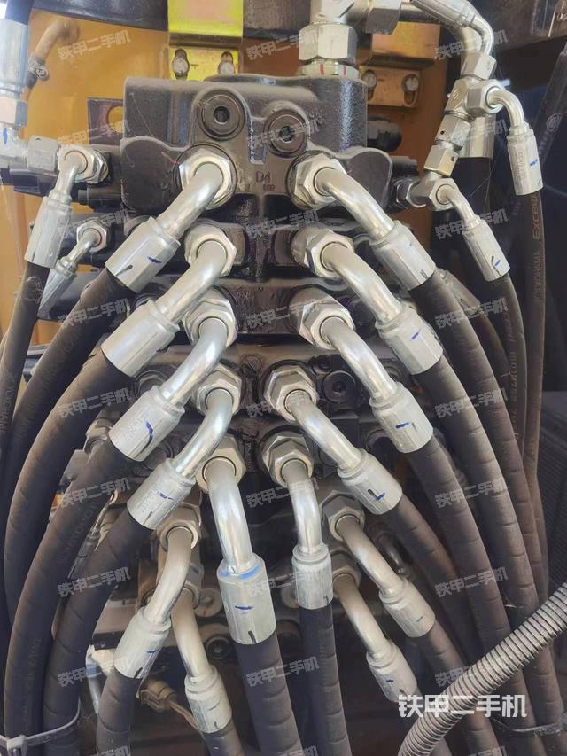 回转马达和主控阀（整机外观）