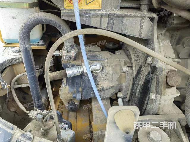 液压泵舱室正面整体（整机外观）