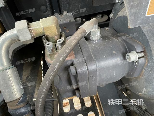 液压泵舱室正面整体（整机外观）