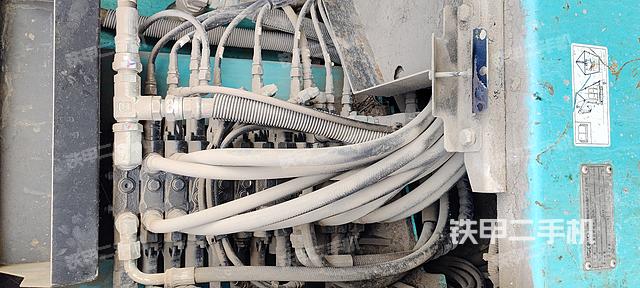 液压泵舱室正面整体（整机外观）