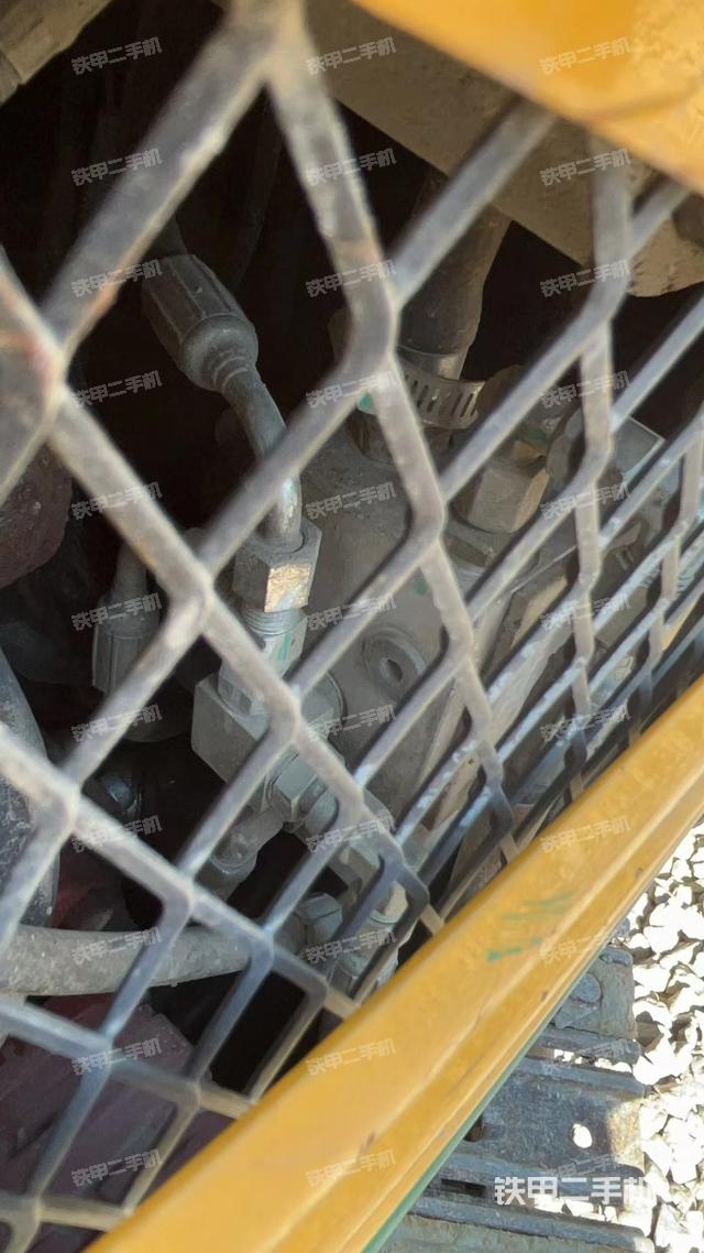 液压泵舱室正面整体（整机外观）