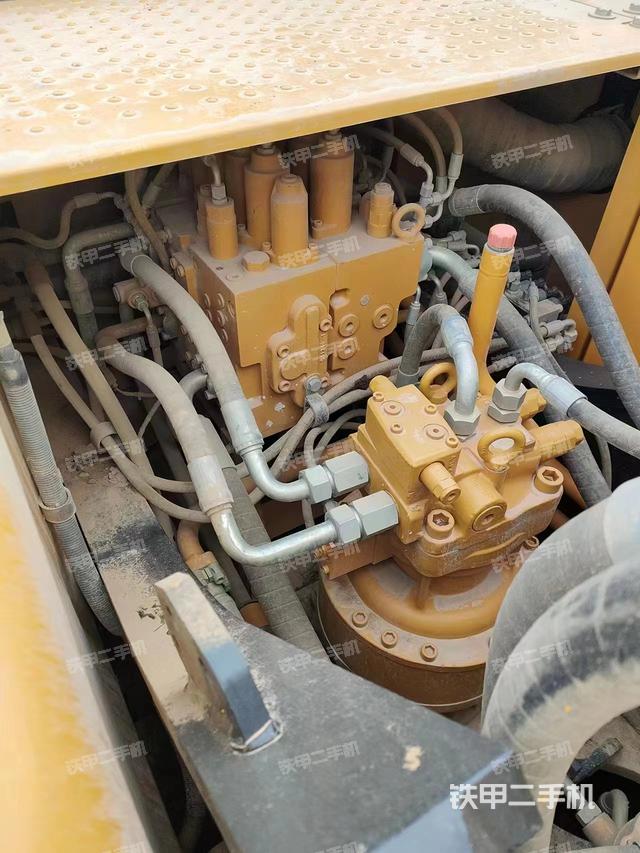 回转马达和主控阀（整机外观）