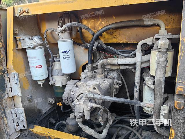 液压泵舱室正面整体（整机外观）