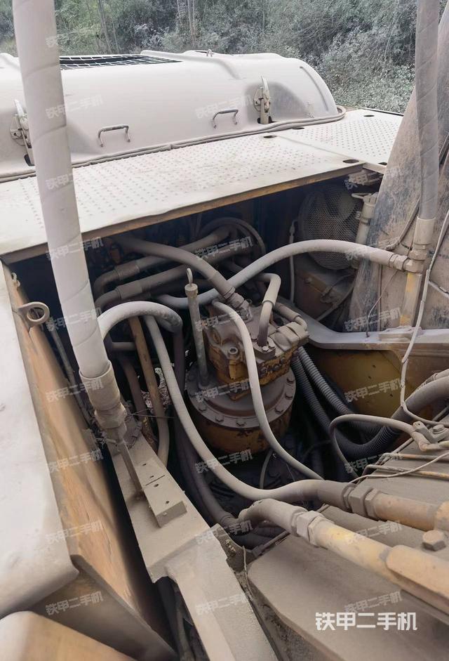 回转马达和主控阀（整机外观）