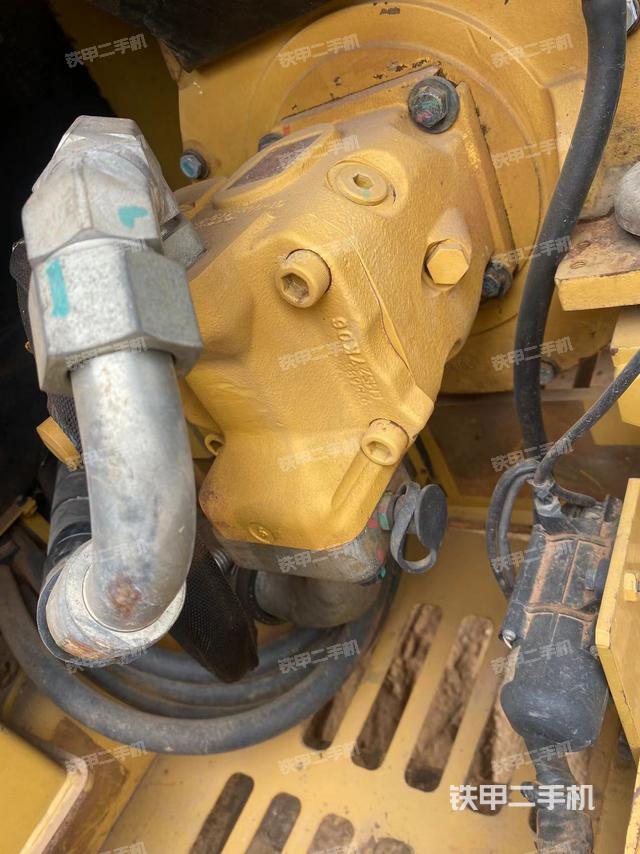 液压泵舱室正面整体（整机外观）