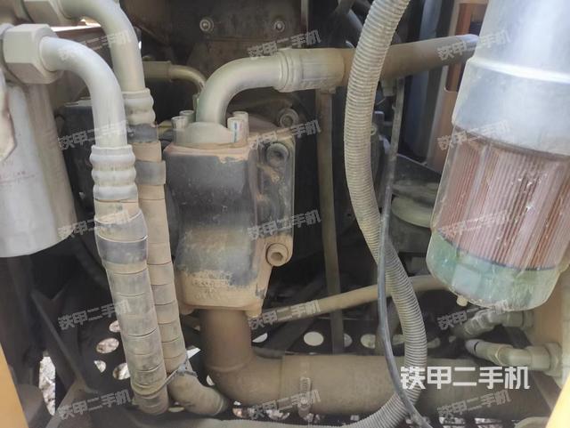 液压泵舱室正面整体（整机外观）