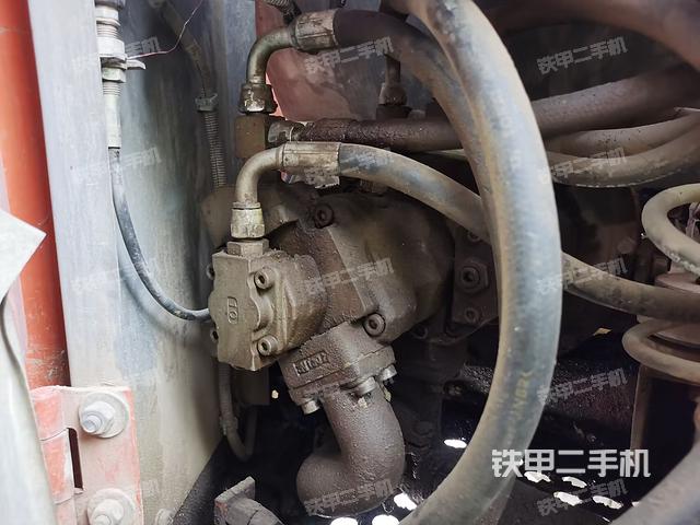 液压泵舱室正面整体（整机外观）