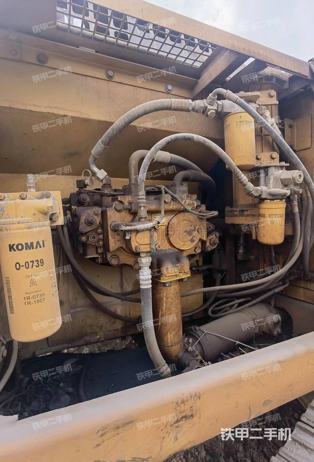 液压泵舱室正面整体（整机外观）