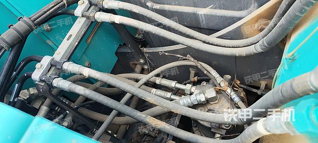 液压泵舱室正面整体（整机外观）