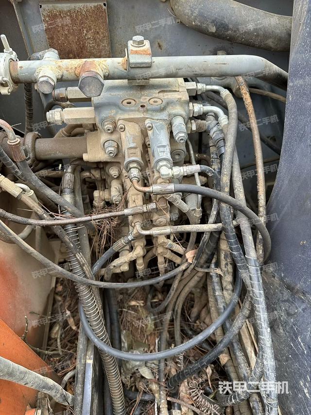 回转马达和主控阀（整机外观）