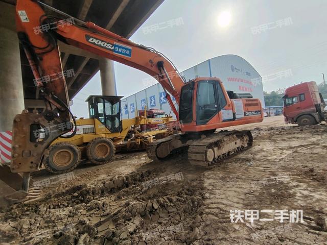 斗山DH215-9E挖掘機(jī)
