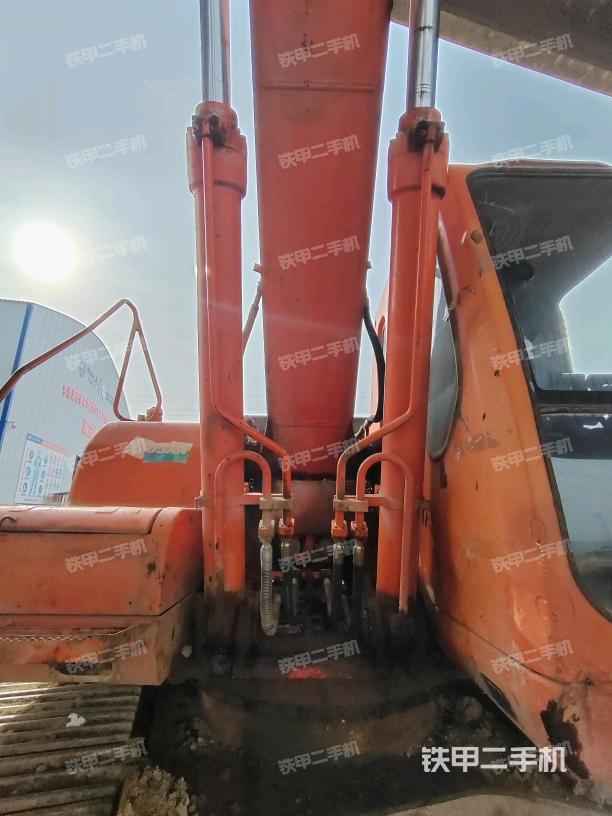 大臂油缸整体 竖拍（工作和回转装置）