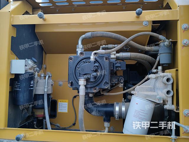 液压泵舱室正面整体（整机外观）