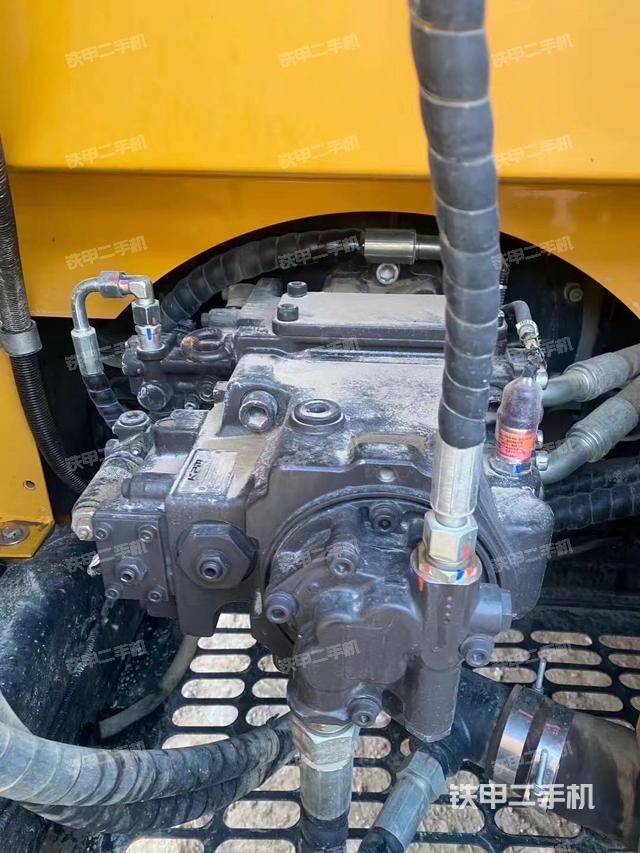 液压泵舱室正面整体（整机外观）