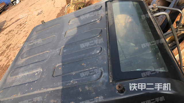 驾驶室顶部（整机外观）