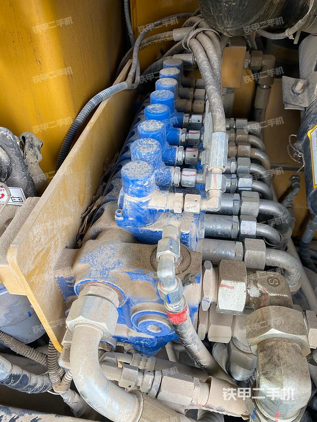 回转马达和主控阀（整机外观）