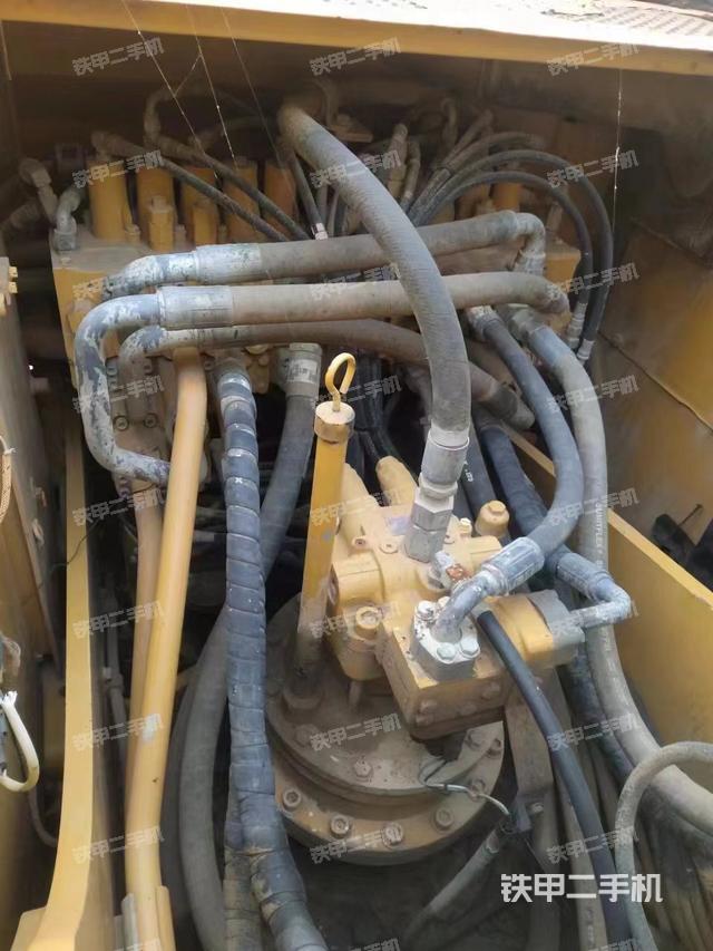 回转马达和主控阀（整机外观）