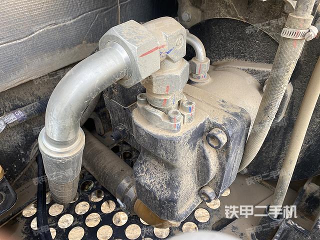 液压泵舱室正面整体（整机外观）