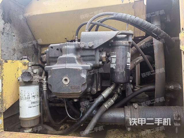 液压泵舱室正面整体（整机外观）