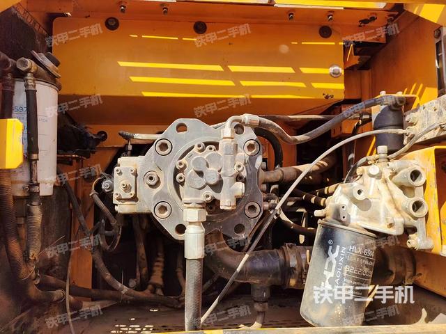 液压泵舱室正面整体（整机外观）