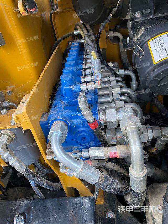 回转马达和主控阀（整机外观）