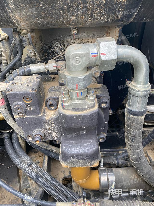 液压泵舱室正面整体（整机外观）