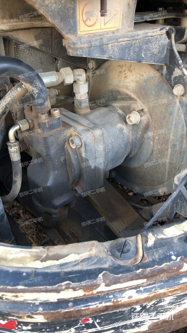 液压泵舱室正面整体（整机外观）