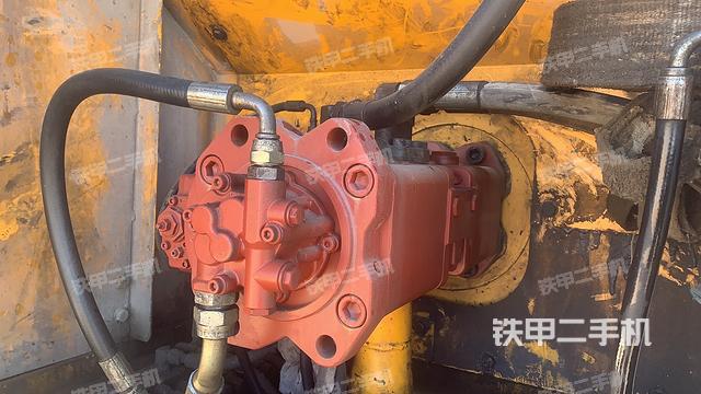 液压泵舱室正面整体（整机外观）