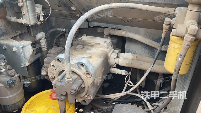 液压泵舱室正面整体（整机外观）