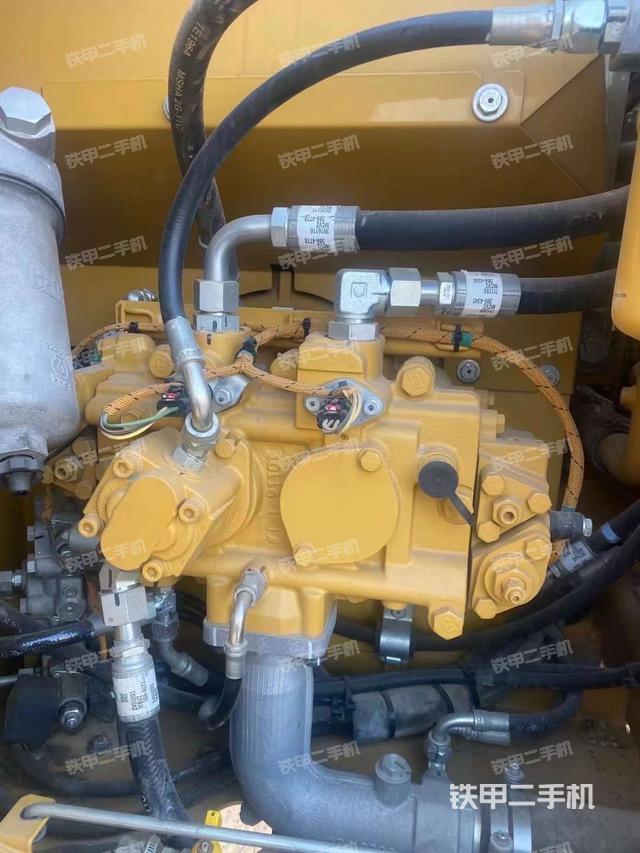 液压泵舱室正面整体（整机外观）