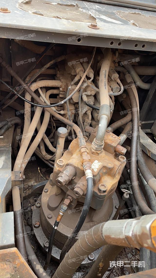 回转马达和主控阀（整机外观）