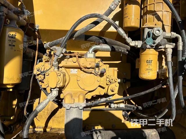 液压泵舱室正面整体（整机外观）