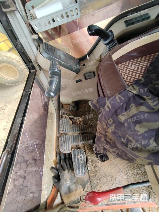 行走控制手柄和踏板 俯拍（驾驶室部分）