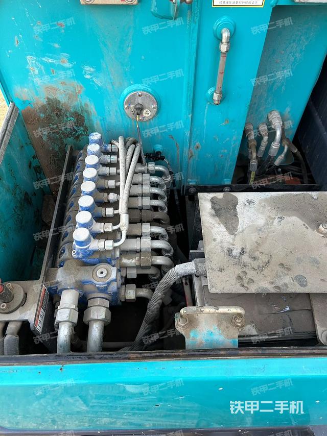 回转马达和主控阀（整机外观）