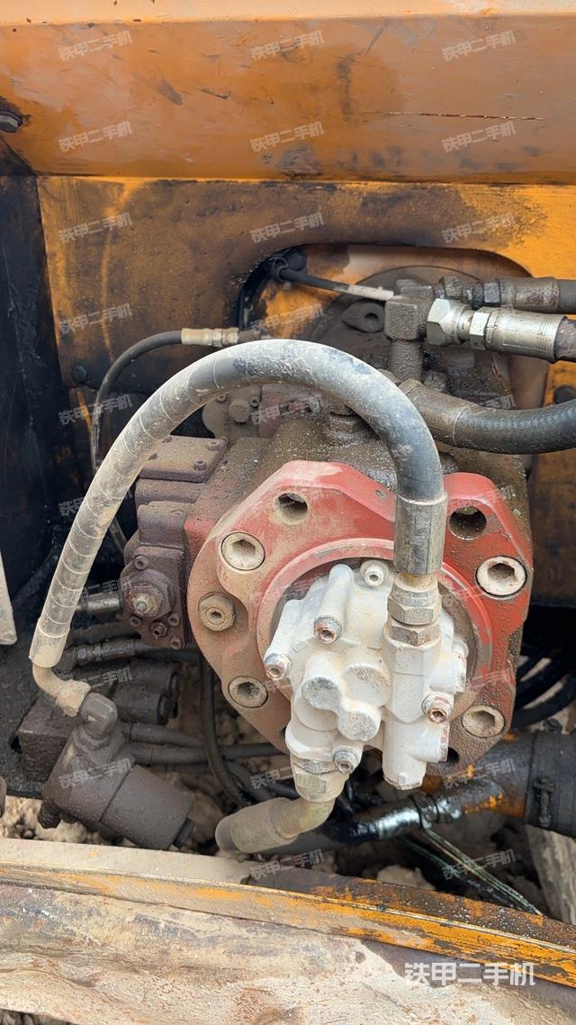 液压泵舱室正面整体（整机外观）