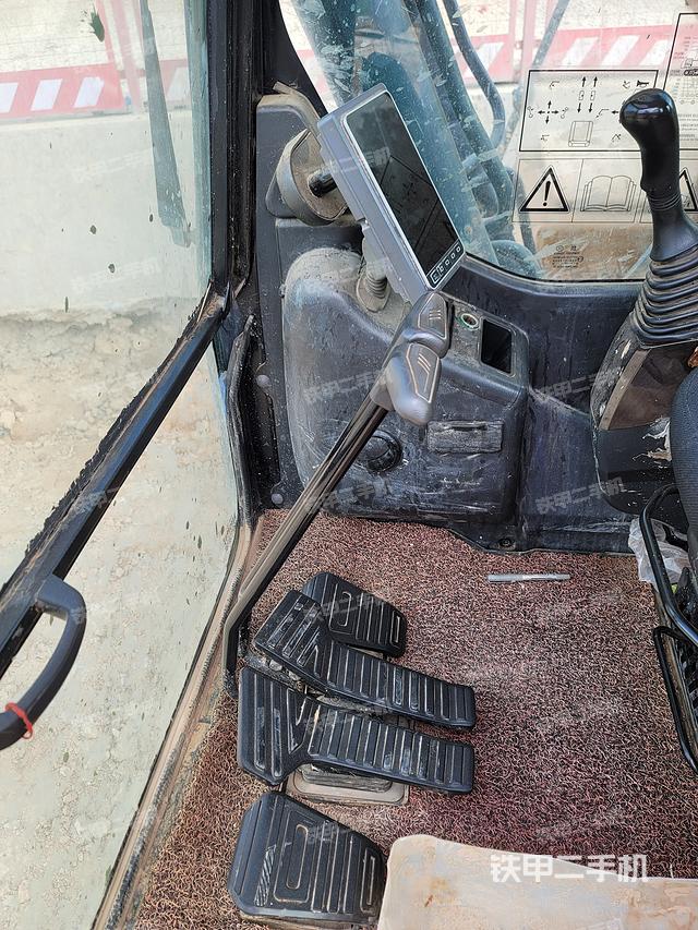 驾驶室顶部（整机外观）