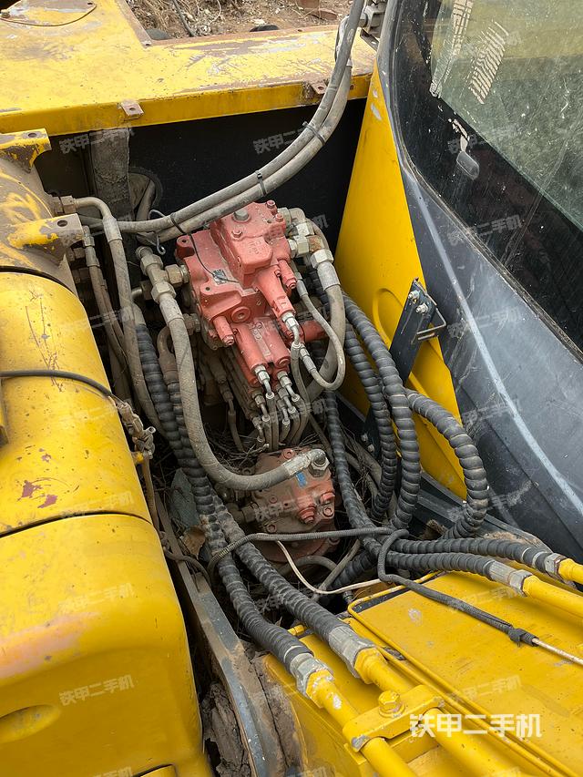 液压泵舱室正面整体（整机外观）