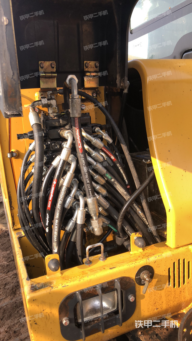 回转马达和主控阀（整机外观）