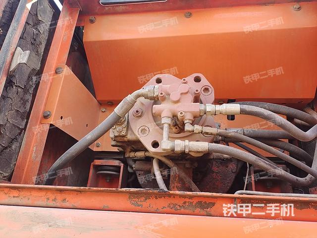 液压泵舱室正面整体（整机外观）