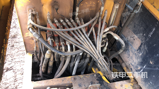 液压泵舱室正面整体（整机外观）