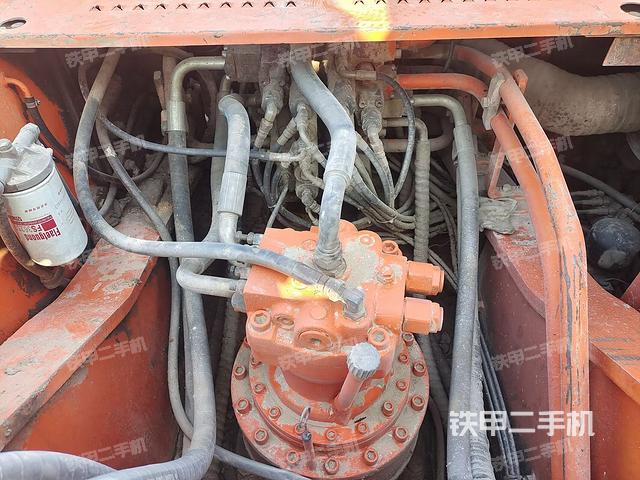 回转马达和主控阀（整机外观）