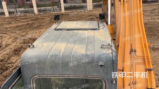 驾驶室顶部（整机外观）