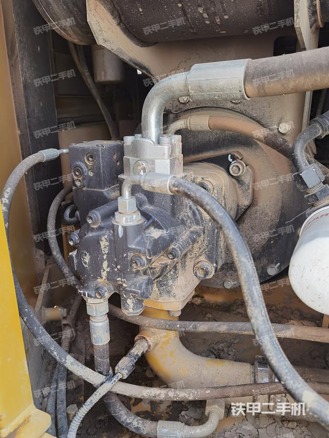 液压泵舱室正面整体（整机外观）