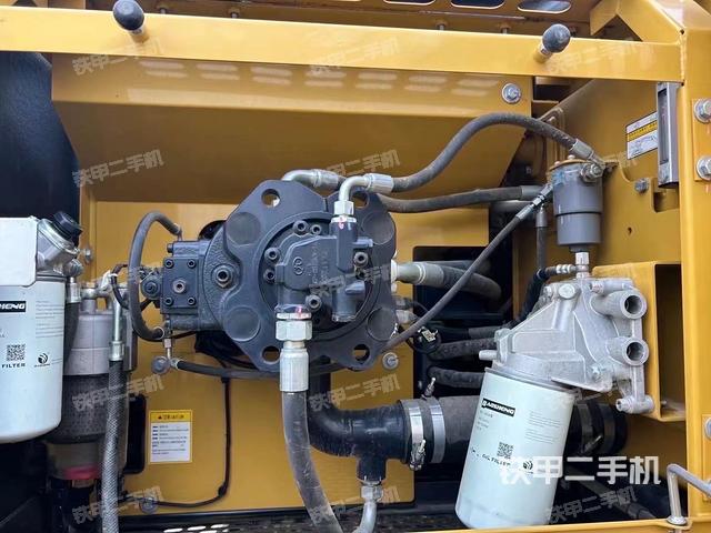 液压泵舱室正面整体（整机外观）